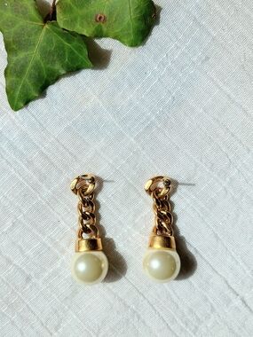 🦣 MAXIMALIST VIBES 🦣 VTG gold tone chain and faux pearl earrings, Elegant Chic